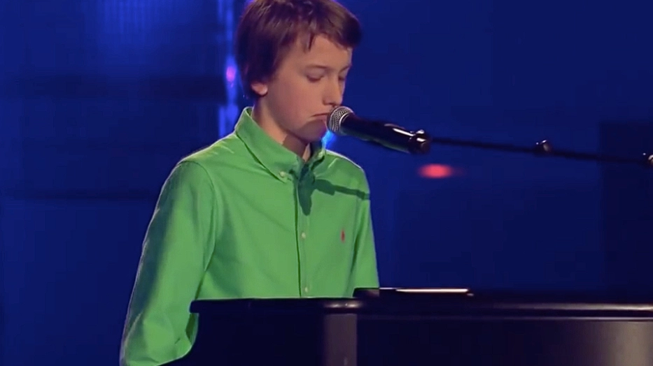 Boy has to sing a song from the ’50s: After 10 seconds, he brings everyone standing