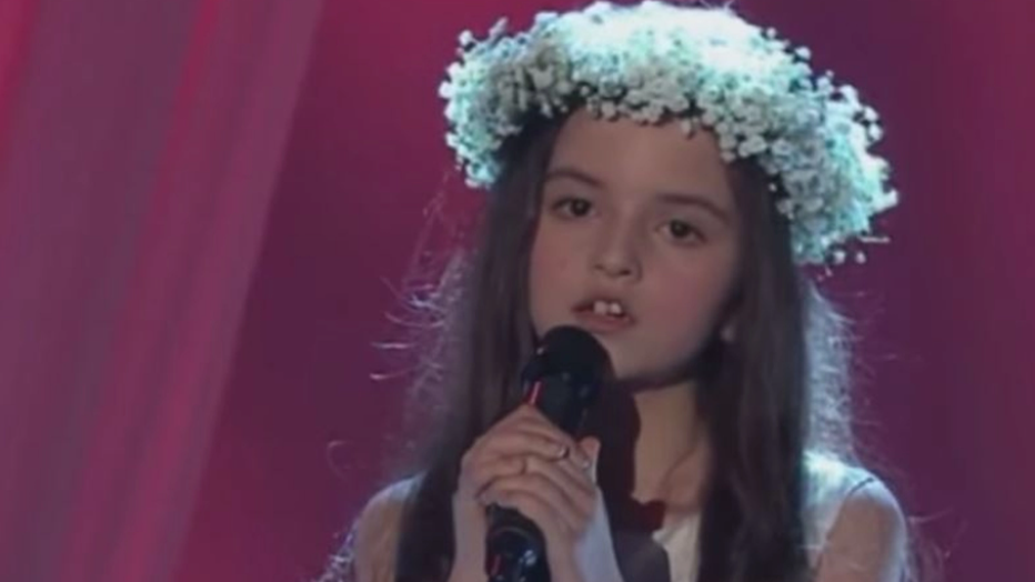 8-year-old sings Cher classic and spellbinds the audience with her voice
