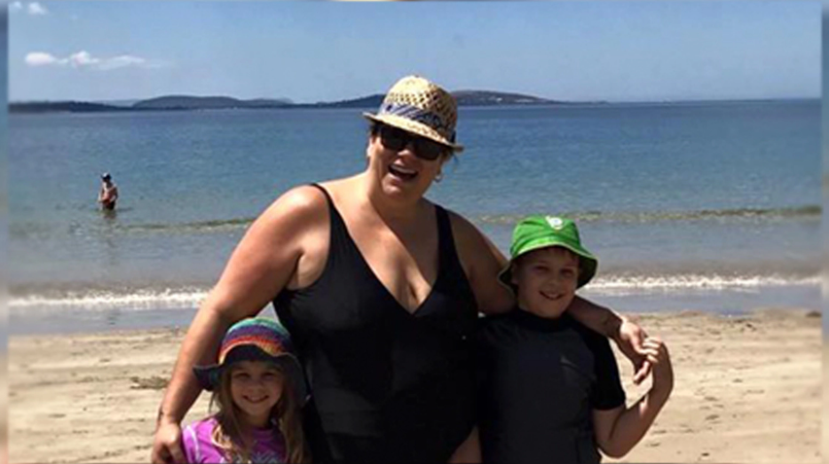 Mother poses with her children, then takes a closer look at the photo and realizes the incredible
