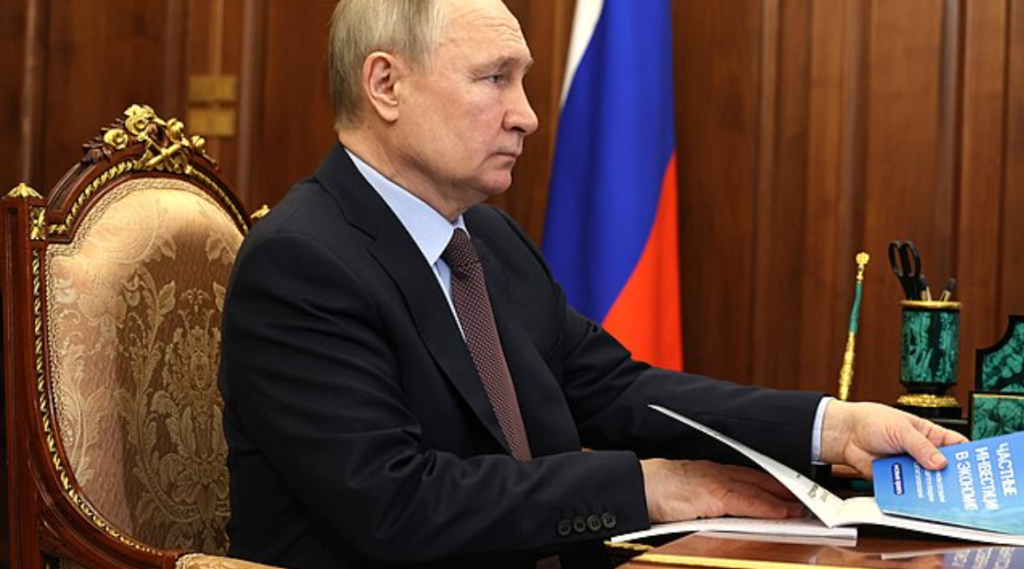 Putin’s hand draws attention: What does it reveal?