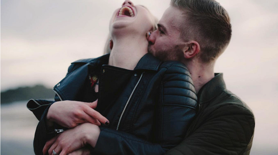 15 small things you can do to make your partner weak in the knees