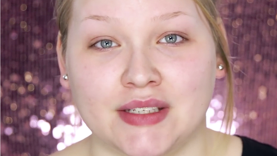 She applies makeup to just one side of her face: The result is astonishing