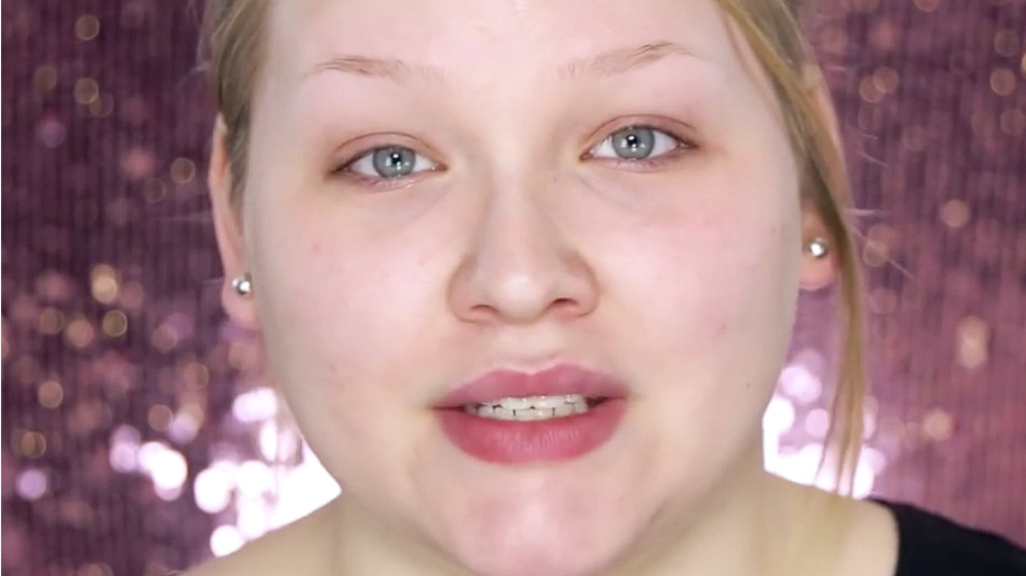 She applies makeup to just one side of her face: The result is astonishing