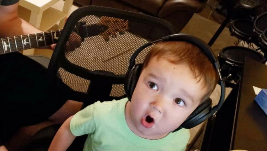 2-year-old Daniel takes over dad’s microphone to crush an Elvis classic