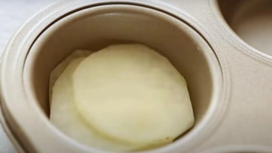 She slices potatoes and puts them in muffin tins: The result is fantastic