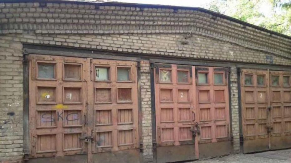Grandfather leaves behind old garage: Family shocked by what they find inside