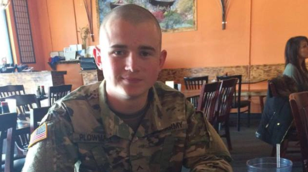 Mother snaps a photo of her son at a restaurant, but keep an eye on the woman in the background