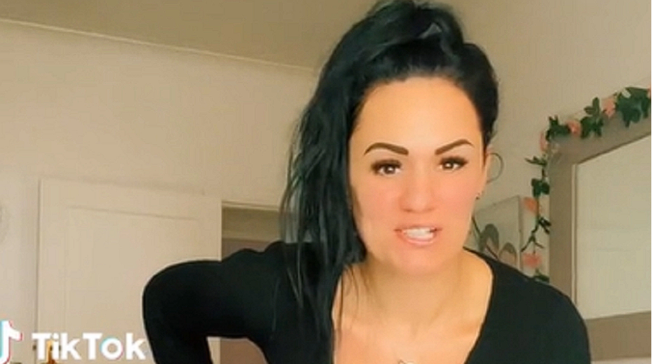 Mom wears transparent leggings to sports day: Video goes viral