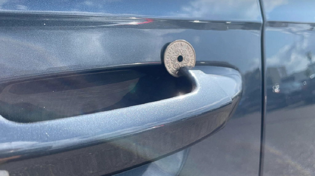 Woman places a coin in her car door handle: Everyone will be surprised when they find out why