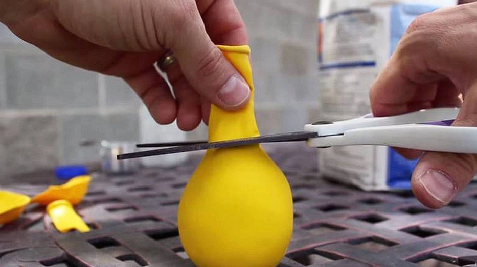 Man fills balloon with flour and cuts a hole: The result is ingenious