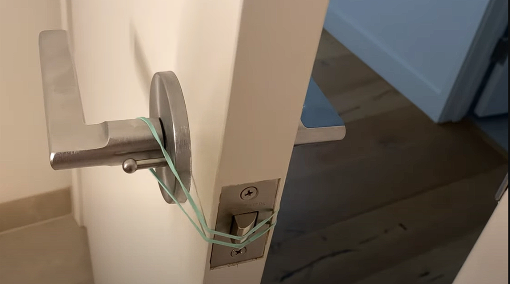 Kim warns others: If you discover a rubber band on your door handle, do not touch it