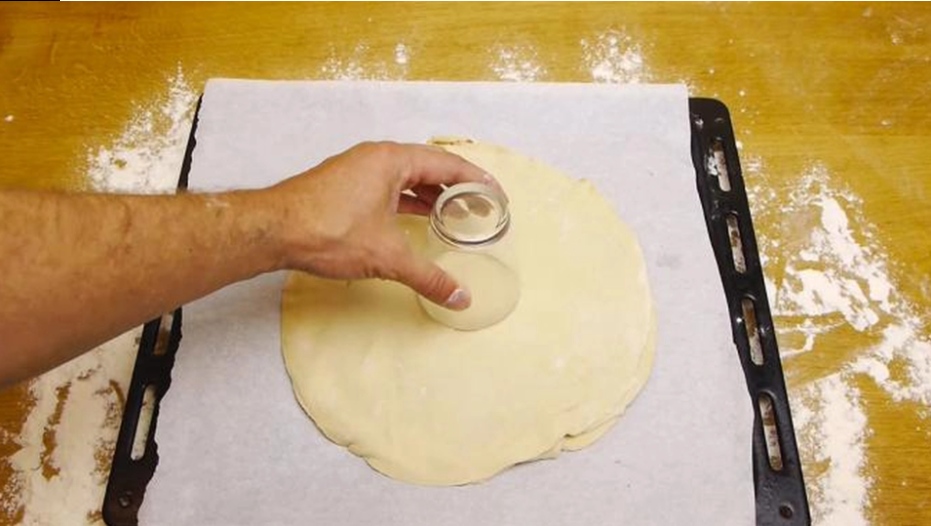 He places an ordinary glass in the dough: This will make your mouth water