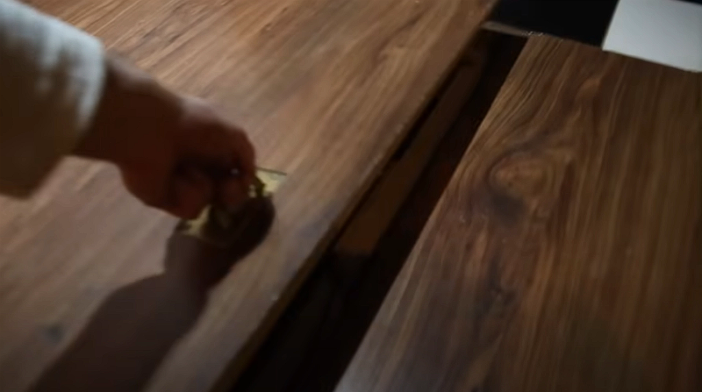 Man discovers secret hatch in his new apartment: He can’t believe his eyes when he opens it