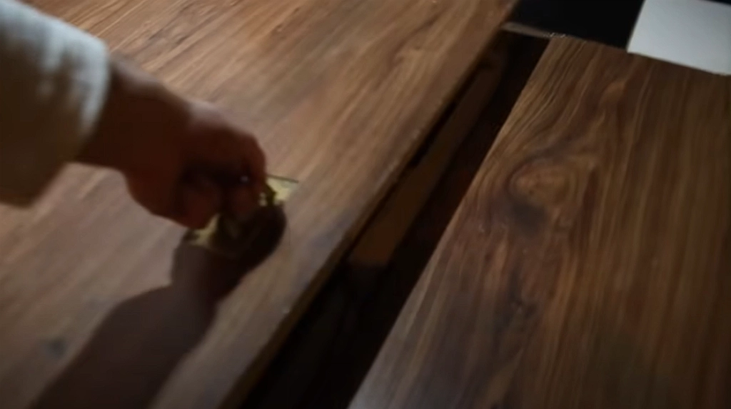 Man discovers secret hatch in his new apartment: He can’t believe his eyes when he opens it