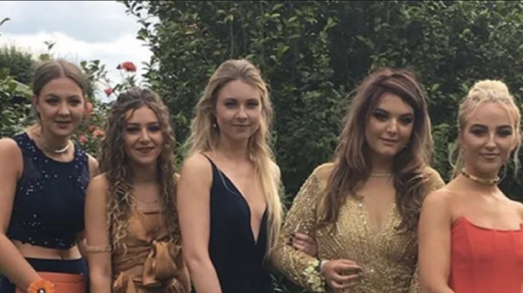 Friends dazzle in gala dresses, But it’s the hidden detail that has the internet in stitches
