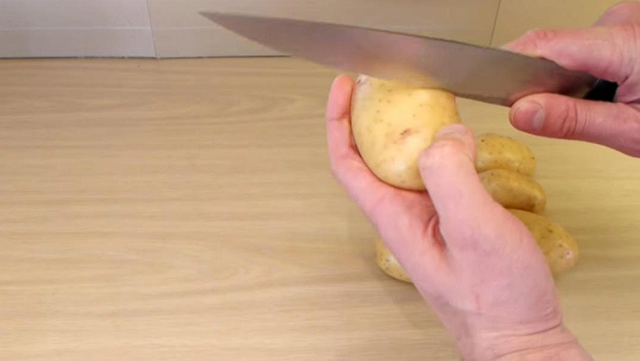 He cuts a potato in half – this trick is nothing short of genius