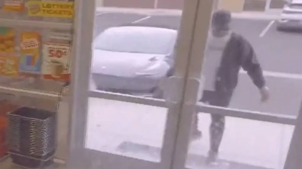 MMA-star Francis Ngannou tries to open door: Then all hell breaks loose