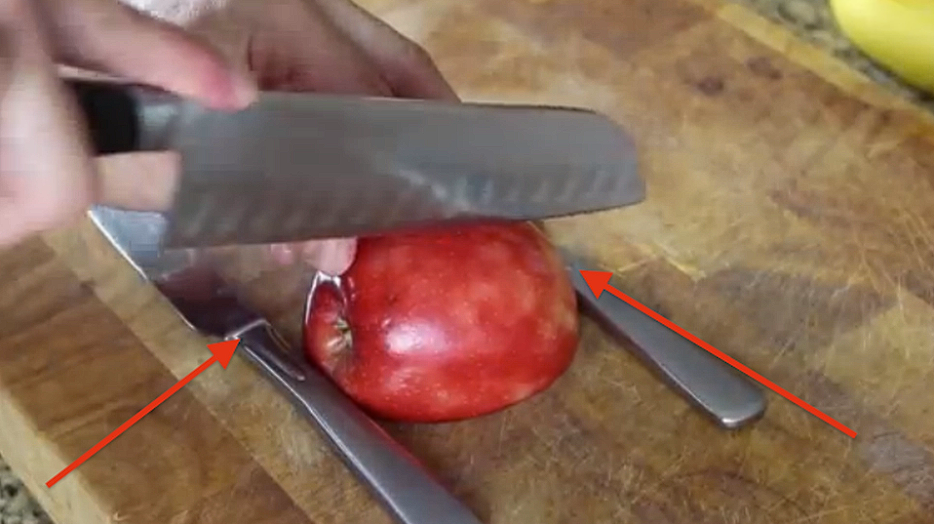 He places an apple between two knives: This result is absolutely amazing