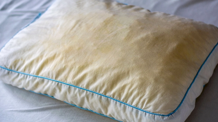 How to clean yellowed pillows: 3 simple methods