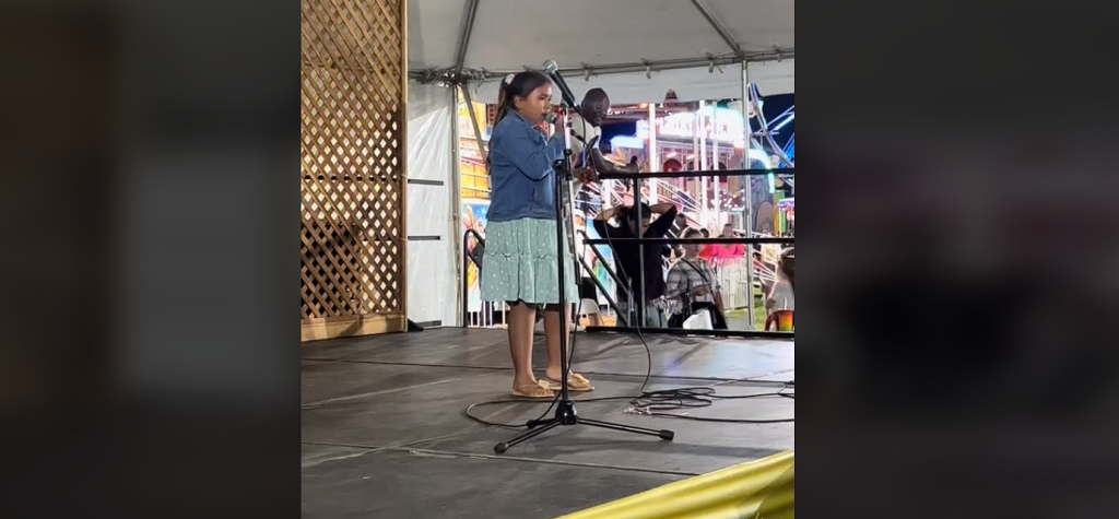 Little girl unexpectedly grabs the mic at fair: People are literally shocked when she opens her mouth