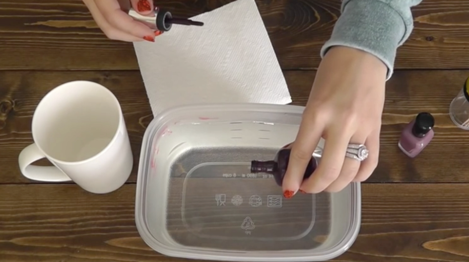 This ingenious nail polish trick in hot water is a must-see