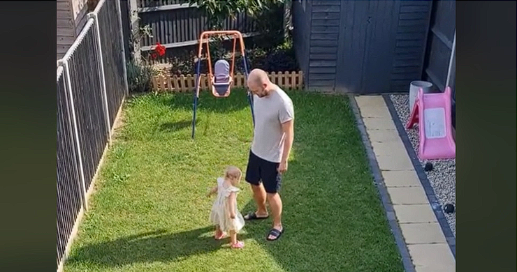 Father teaches daughter something that melts hearts worldwide
