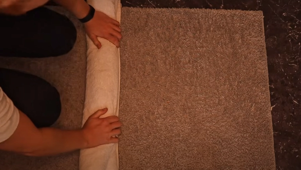 Ingenious new “Burrito Method” circulates online: Dries clothes indoors in no time