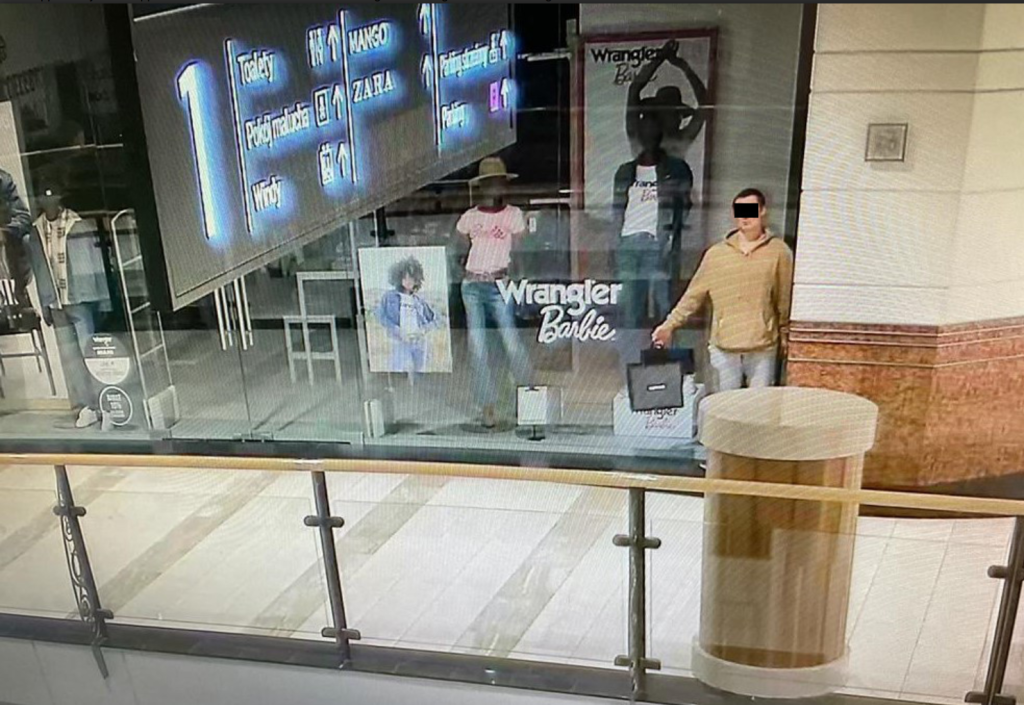 Man pretends to be a mannequin to fool the cameras and succeeds