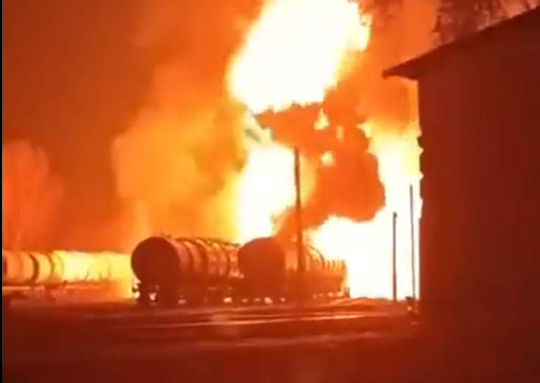 Blazing skies: Donetsk fuel tanks erupt in fiery inferno