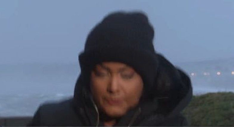 TV reporter falls due to strong gusts on live TV