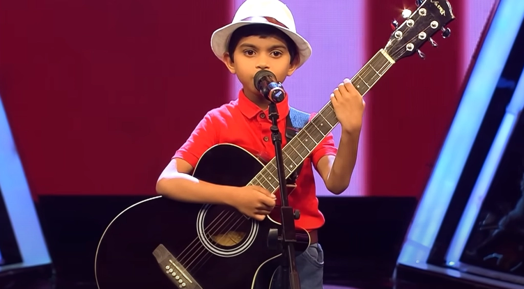 Fearless little boy dazzles audience and judges with his big guitar in heartwarming performance