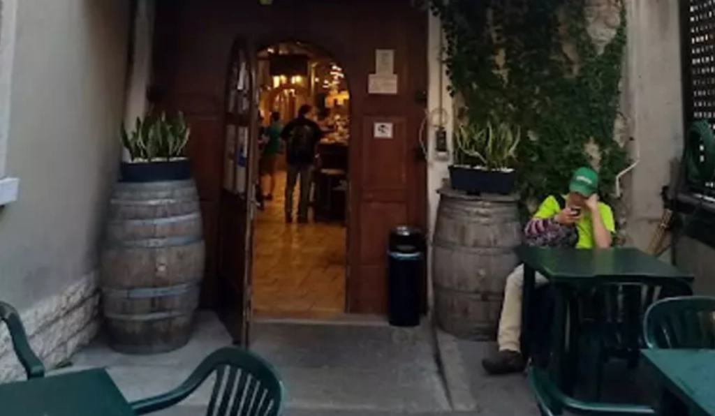 Man left bar without paying his bill: 15 years later, same bar receives a surprising letter