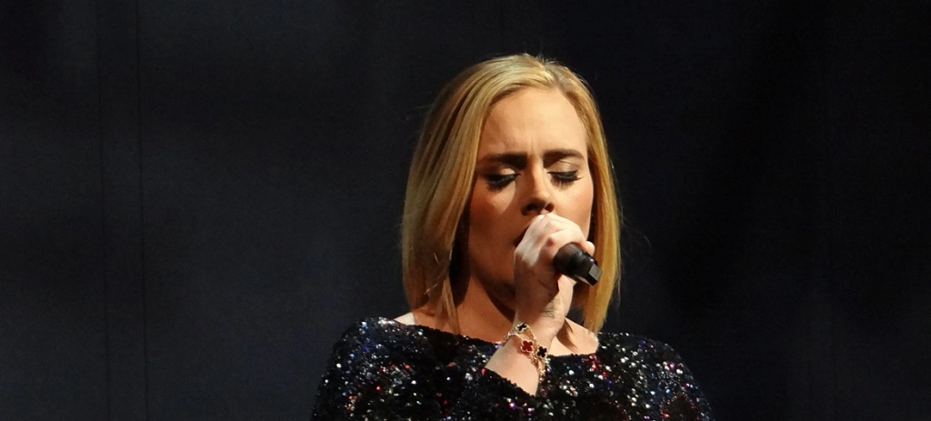 You won’t believe it: Adele stops concert for heartwarming embrace with doctor who delivered her son