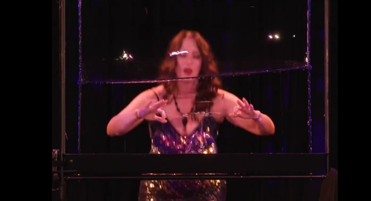 Viral: This magician fails on stage, but recovers in the most amazing way!