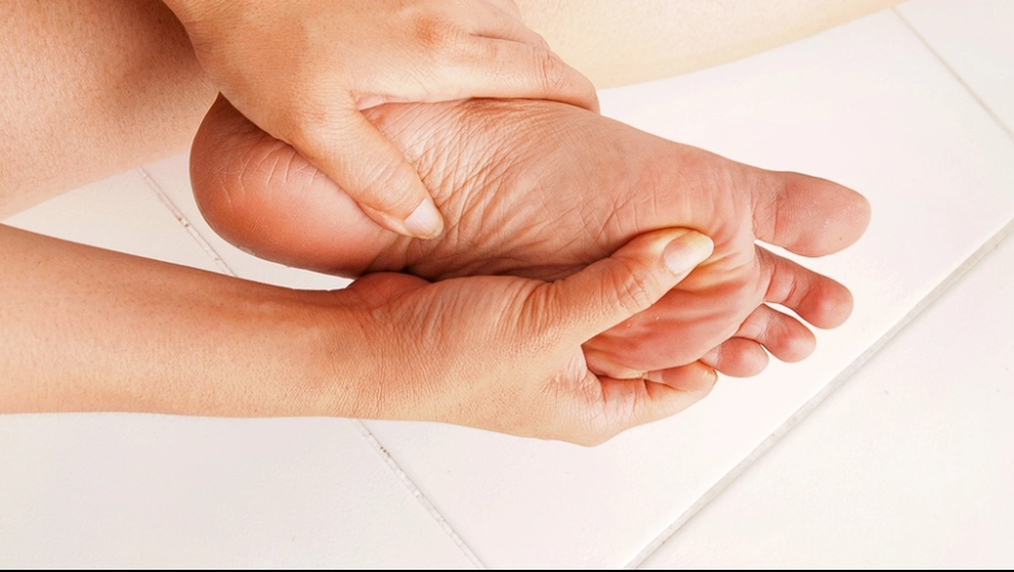 Dry, cracked heels: Here are the most moisturizing ingredients according to a dermatologist