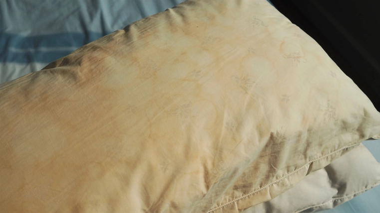 Do Your Pillows Have Yellow Stains? Here’s How to Properly Wash Them with Ingredients We All Have at Home