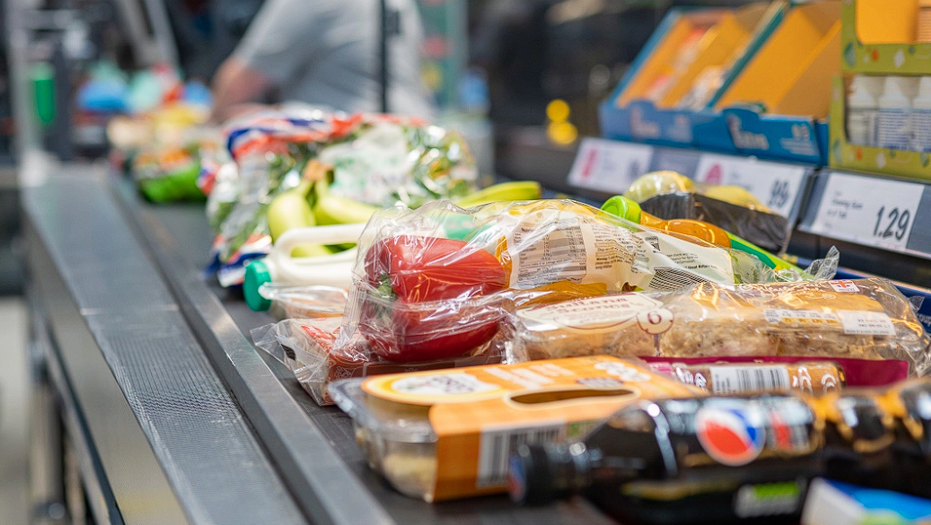 This Supermarket Offers You $1.600 Just for Saying ‘Yes’ to the Job