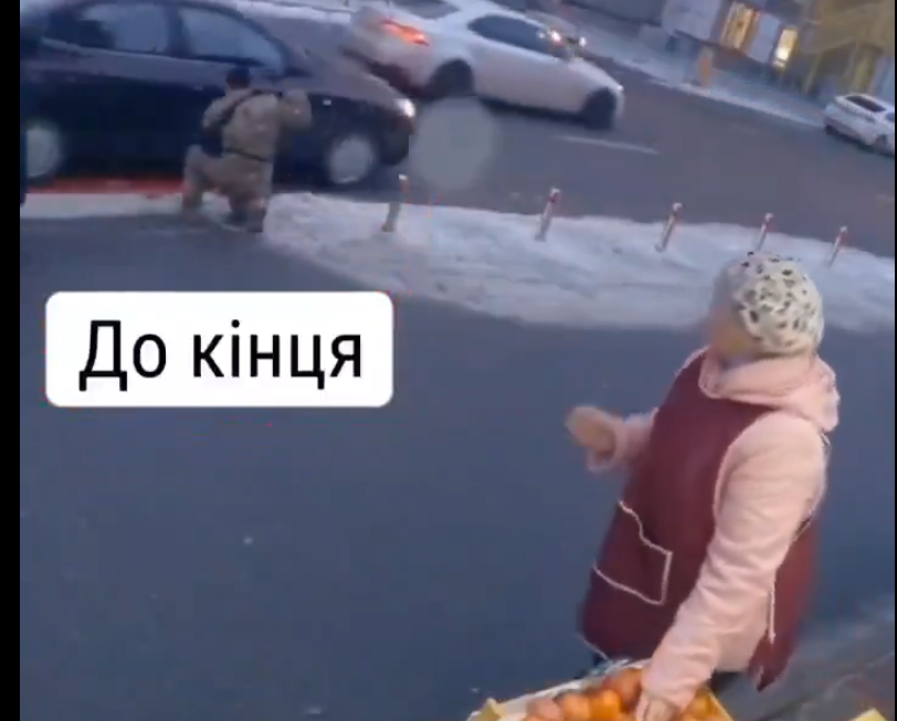 Wounded Ukrainian soldier drops his bag of oranges – Watch the sales lady’s reaction and watch until the end
