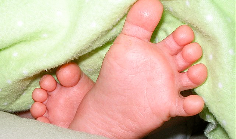 Stranger in Pajamas and Flip-Flops Arrives at Their House in the Middle of the Night to Save Their 3-Month-Old Baby