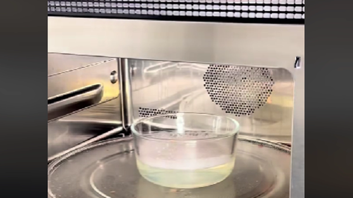 Here’s Why You Should Never Heat Your Food in A Plastic Container – Even if It’s “Microwave-Safe”