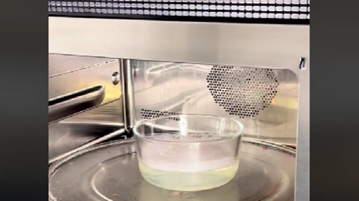 Here’s Why You Should Never Heat Your Food in A Plastic Container – Even if It’s “Microwave-Safe”