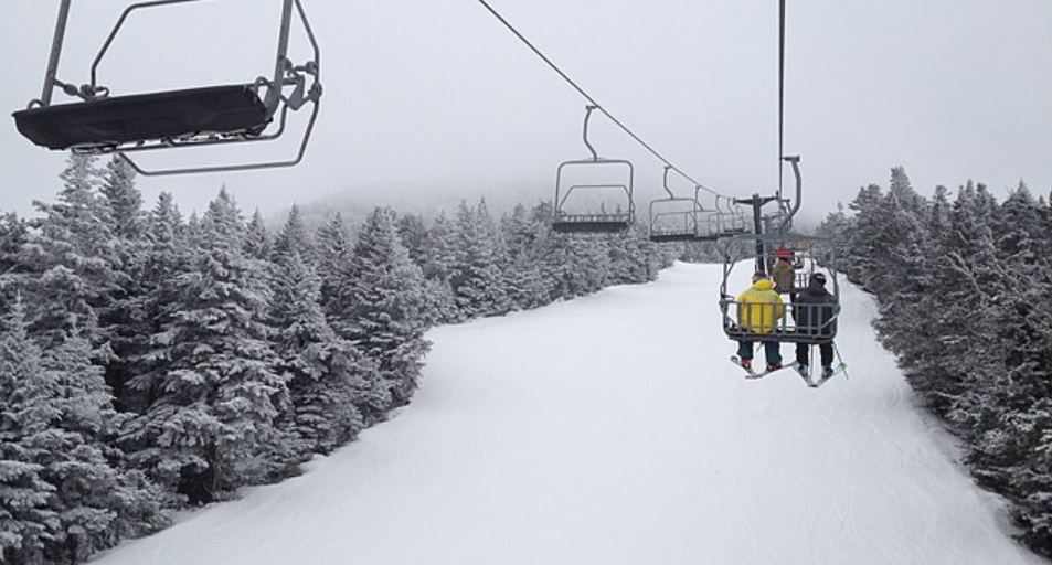 Terrifying Ordeal for Skier: Jacket Caught on Chairlift, Left Dangling in Mid-Air