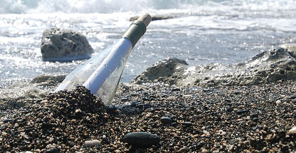 French Jogger Finds a Bottle at Sea on a Beach in Gironde: It Contains a Letter Sent from the U.S.