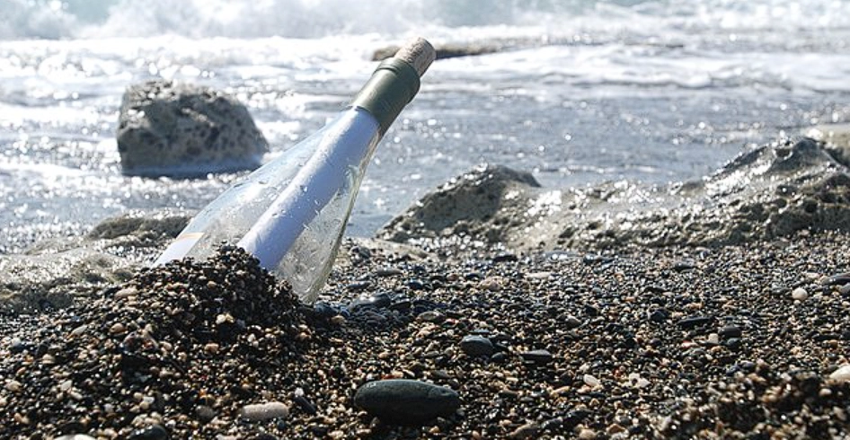 French Jogger Finds a Bottle at Sea on a Beach in Gironde: It Contains a Letter Sent from the U.S.
