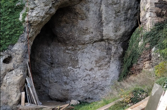 Scientists Discover Oldest Known 3D Map in French Cave