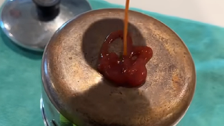 Rub Ketchup on a Frying Pan. After 30 Minutes, It Will Be Like New