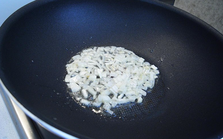 Do You Use Teflon Frying Pans? Then You Should Be Aware of the Health Risks