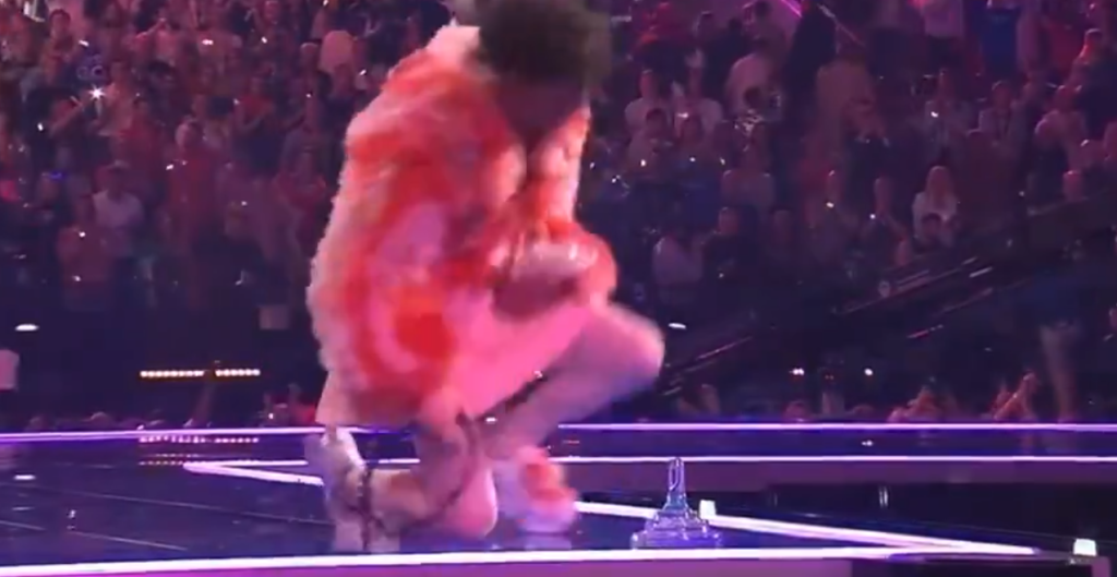Video: Swiss Eurovision winner smashes trophy on stage
