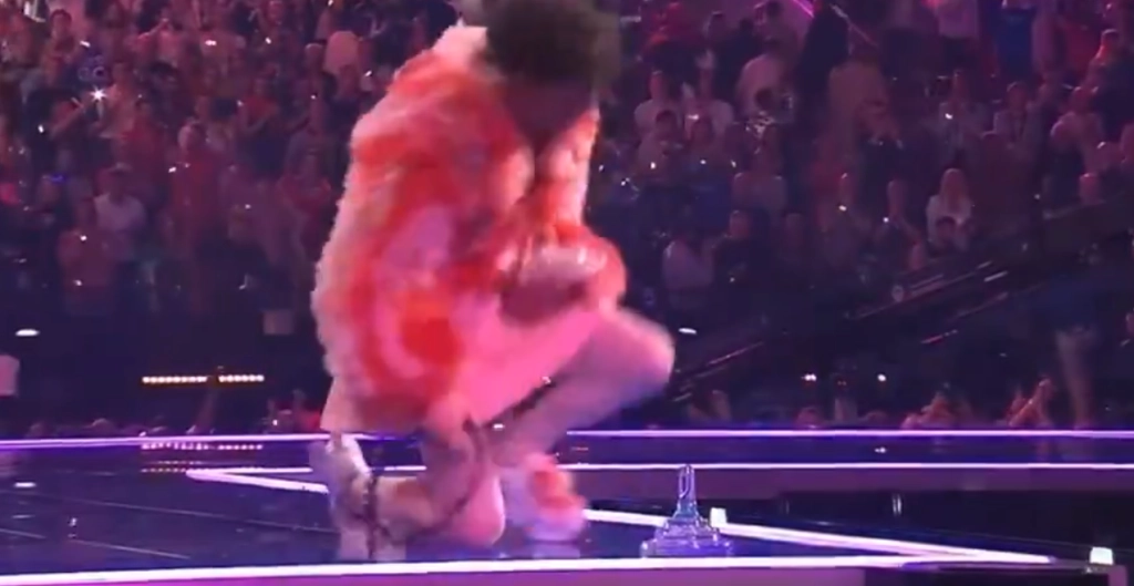 Video: Swiss Eurovision winner smashes trophy on stage