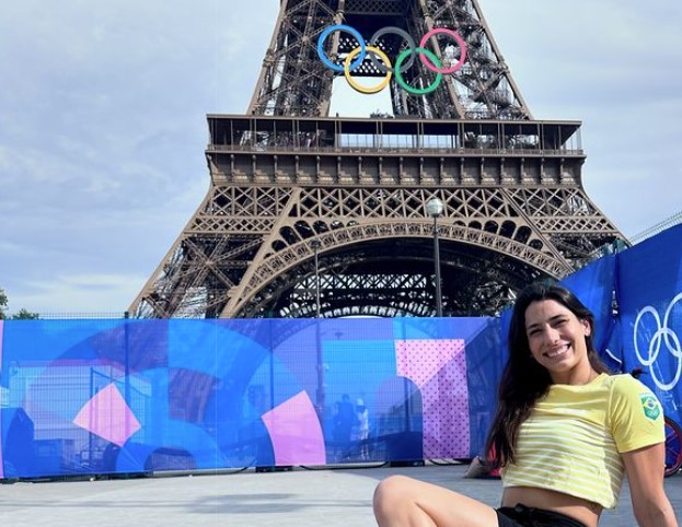 Unauthorized Visit to Eiffel Tower: Brazilian Swimmer Expelled from Paris Olympics